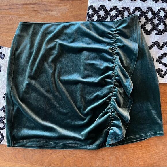 Abercrombie & Fitch Dresses & Skirts - Abercrombie & Fitch Velvet Green side Ruffle Mini Skirt unlined size large L